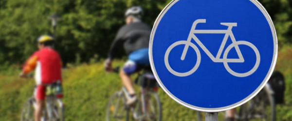 Fahrradfahrer auf einem Radweg (Quelle: pixabay.com, Montage: RIK)