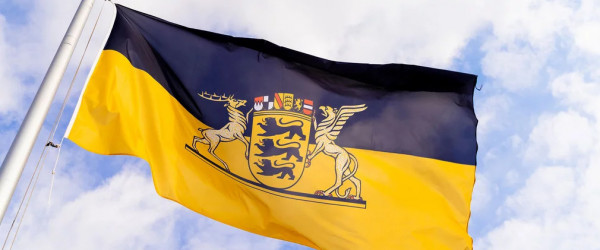 Flagge mit Wappen (Quelle: Staatsministerium Baden-W&uuml;rttemberg)