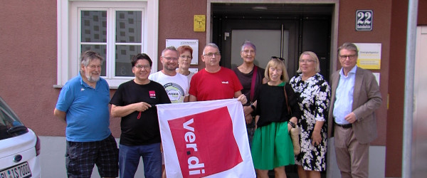 ver.di &uuml;bergibt Forderungspaket an Thomas Barei&szlig; (Quelle: RIK)