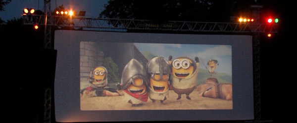 Die Minions auf der Leinwand im Open Air Kino (Quelle: RIK)