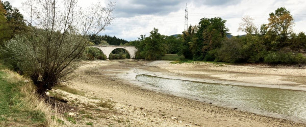 Kaum noch Wasser da: Der Sch&ouml;mberger Stausee (Quelle: Landratsamt Zollernalbkreis)